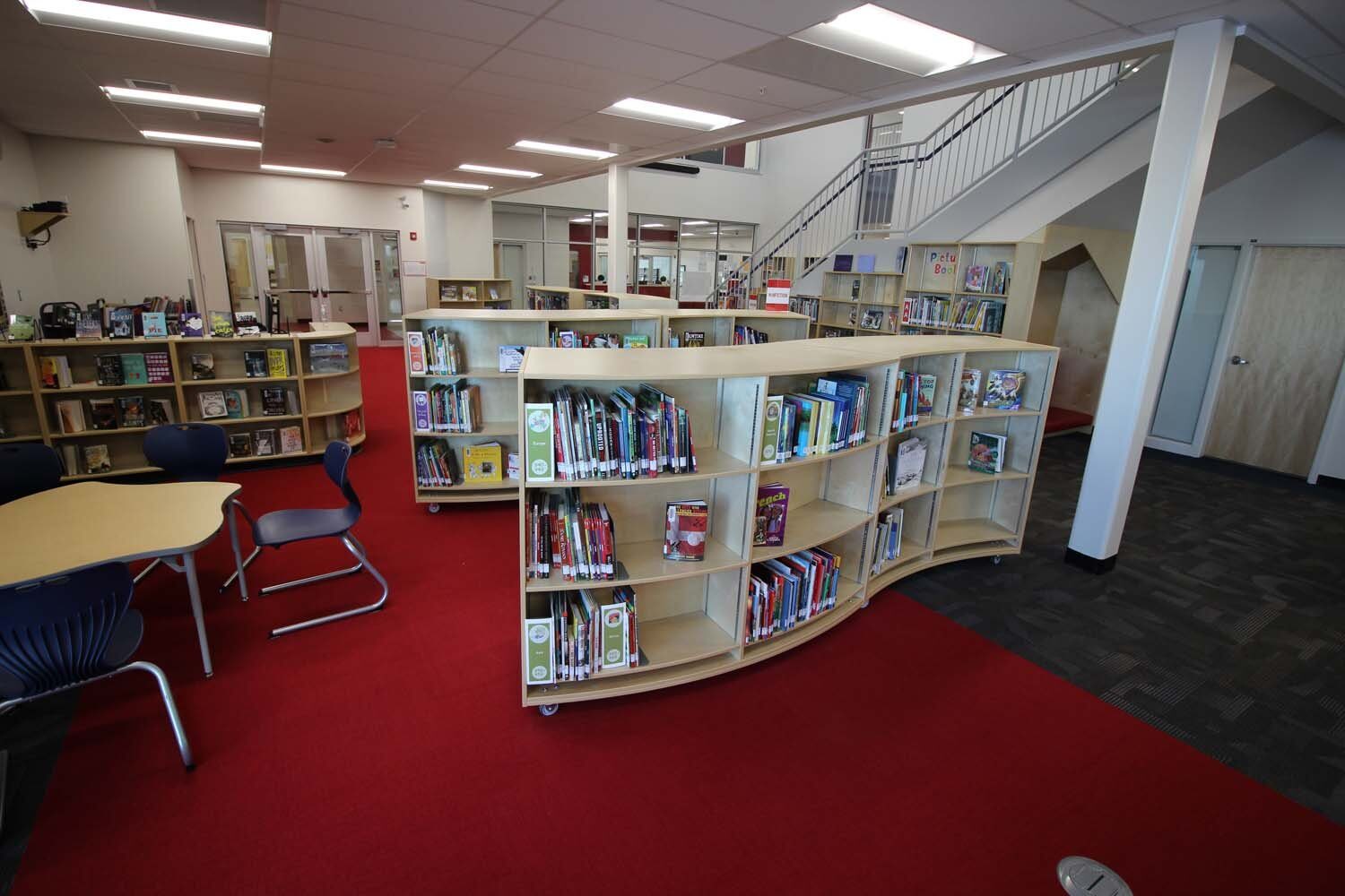 Mobile curved library shelving